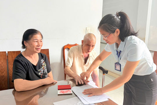 Ðến tận nhà làm thủ tục hành chính cho người dân