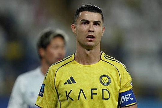 Cristiano Ronaldo bỏ mặc đồng đội, từ chối nhận huy chương sau trận thua của Al Nassr