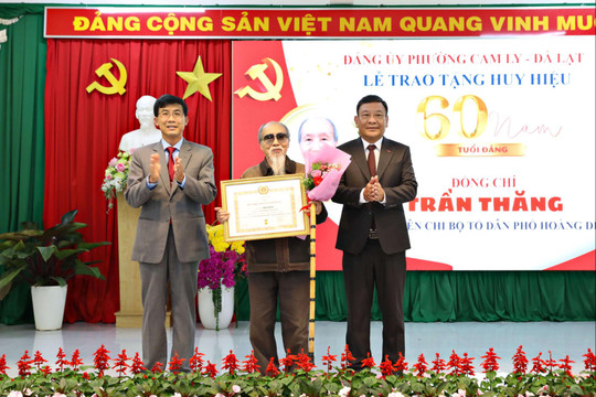 Phó Bí thư Tỉnh ủy Lâm Đồng Bùi Thắng trao Huy hiệu Đảng tại phường Cam Ly - Đà Lạt