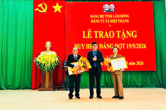 Chánh Văn phòng Tỉnh ủy Lâm Đồng trao Huy hiệu Đảng tại xã Hiệp Thạnh