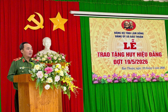 Giám đốc Công an tỉnh Lâm Đồng Trương Minh Đương trao Huy hiệu Đảng tại xã Bảo Thuận
