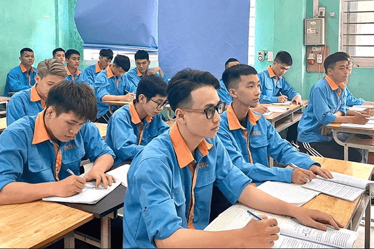 Vừa học văn hóa vừa học nghề, có được miễn học phí?