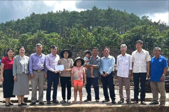 Xã Bảo Lâm 4 hỗ trợ 40 triệu đồng cho gia đình bị cháy nhà