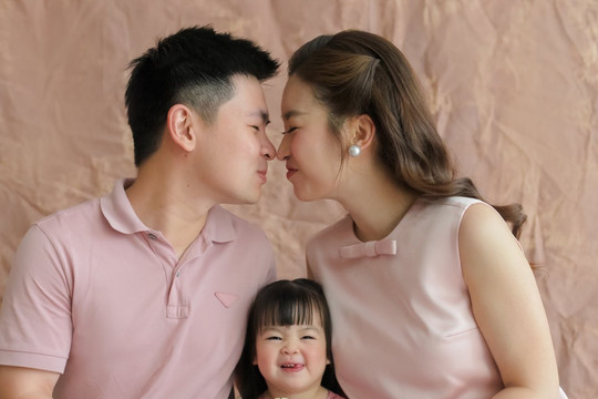 Hoa hậu Đỗ Mỹ Linh hé lộ tính cách trái ngược của con gái đầu lòng với gia đình bầu Hiển