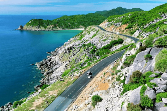 Cung đường ven biển Đèo Cả - Mũi Điện: Hành trình 30km ôm trọn vịnh biển và di tích lịch sử