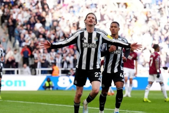 West Ham đứng trước nguy cơ xuống hạng Premier League sau trận thua Newcastle 1-3