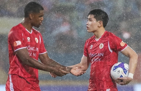 Đình Bắc lý giải vụ tranh penalty với Alan trong ngày CAHN vô địch V-League