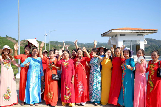 Phụ nữ học Bác từ những việc làm thiết thực