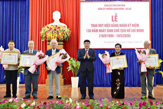 Bí thư Tỉnh ủy Lâm Đồng Y Thanh Hà Niê Kđăm trao Huy hiệu Đảng cho đảng viên phường Xuân Hương - Đà Lạt