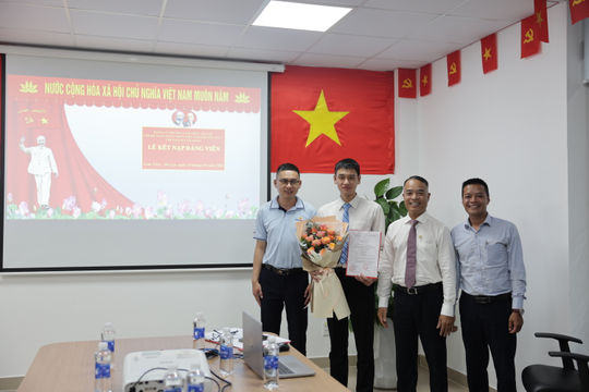 Kết nạp Đảng trong doanh nghiệp cổ phần