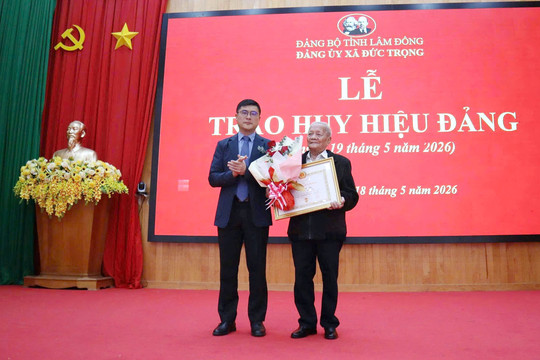 Chánh Văn phòng Tỉnh ủy Lâm Đồng Nguyễn Khắc Bình trao huy hiệu Đảng tại xã Đức Trọng