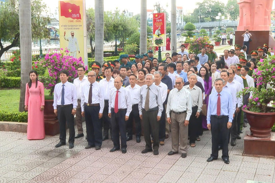 Dâng hương, viếng Bác tại Bảo tàng Hồ Chí Minh Bình Thuận