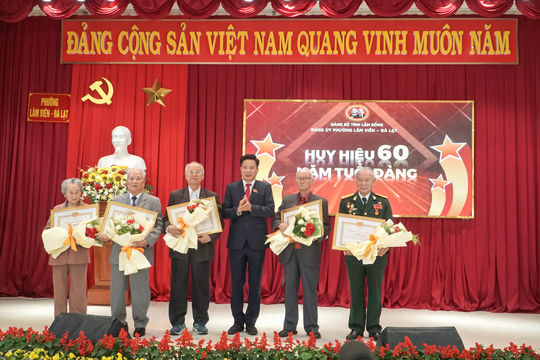 Chủ tịch HĐND tỉnh Lâm Đồng Lưu Văn Trung trao Huy hiệu Đảng cho đảng viên phường Lâm Viên - Đà Lạt