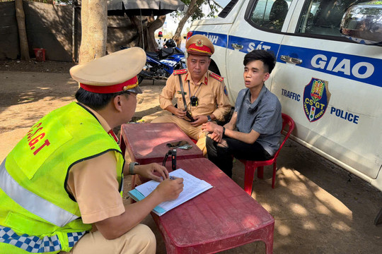 Công an tỉnh Đắk Lắk bắt giữ đối tượng cướp giật dây chuyền vàng lẩn trốn trên xe khách