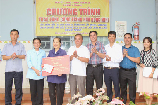 Phường 1 Bảo Lộc trao tặng 2 công trình nhân đạo