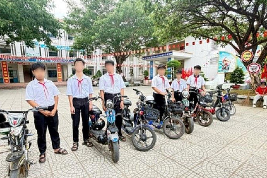 Công an xã Trà Tân ngăn xe điện "độ chế" vào học đường