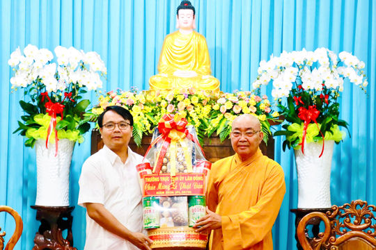 Phó Bí thư Thường trực Tỉnh ủy Lâm Đồng Đặng Hồng Sỹ thăm, chúc mừng các chức sắc trong Ban Trị sự Giáo hội Phật giáo Việt Nam tỉnh