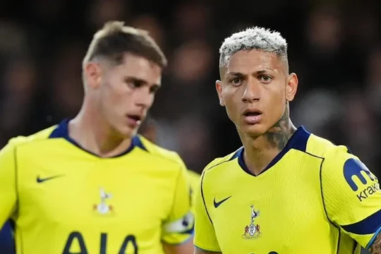 Thất bại tại Stamford Bridge, Tottenham buộc phải đá trận sinh tử để trụ hạng