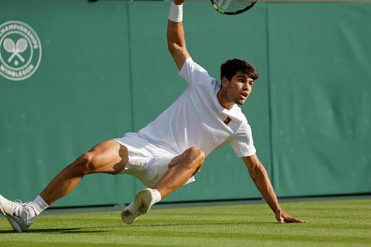 Carlos Alcaraz rút lui khỏi Wimbledon 2026: Chấn thương dai dẳng và cơ hội cho Sinner