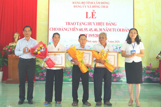Trưởng Ban Tuyên giáo và Dân vận Tỉnh ủy Lâm Đồng Võ Thanh Bình trao Huy hiệu Đảng ở xã Hồng Thái