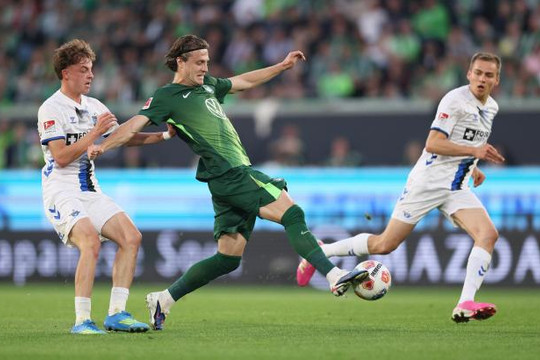 Dennis Seimen rực sáng, Paderborn cầm chân Wolfsburg tại lượt đi play-off Bundesliga