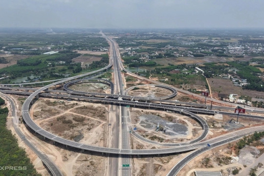 Thông xe tạm nút giao Long Thành: Kết nối hai cao tốc từ tối 24/5