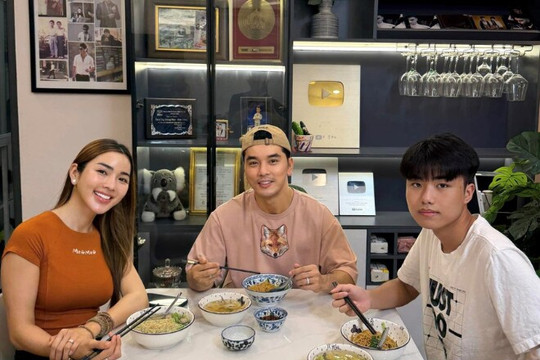 Con trai Kim Cương cao 1m87 gây bất ngờ khi về nước sau 10 tháng du học Mỹ