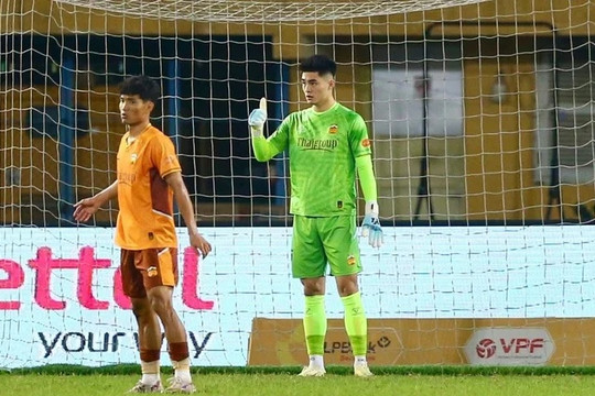 HAGL níu giữ hy vọng trụ hạng nhờ màn trình diễn xuất thần của Trần Trung Kiên