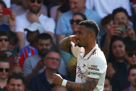 Arsenal hạ màn Ngoại hạng Anh bằng chiến thắng 2-1 kịch tính trước Crystal Palace