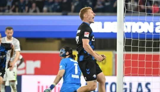 Paderborn trở lại Bundesliga sau chiến thắng nghẹt thở 2-1 trước Wolfsburg