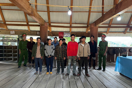 Công an xã Măng Ri ngăn chặn tình trạng trộm cắp sâm Ngọc Linh tại Quảng Ngãi