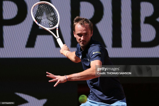 Medvedev thoát hiểm ngoạn mục sau màn rượt đuổi tỉ số tại Roland Garros