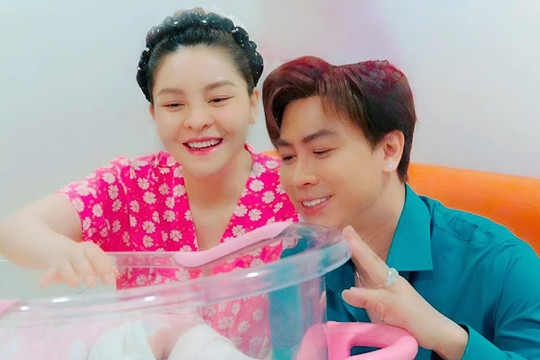 Hồ Việt Trung và Saka Trương Tuyền đón con gái tại TP.HCM