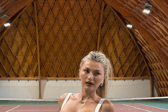 Madison Appel: Nữ huấn luyện viên tennis gây sốt với vóc dáng và chuyên môn NCAA