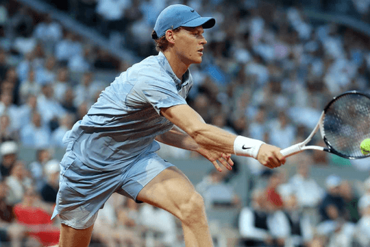Jannik Sinner lập kỷ lục lịch sử tại Roland Garros 2026: Vượt mặt Djokovic và Agassi