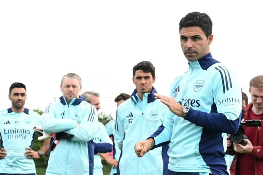 Carlos Cuesta: Từ cánh tay phải của Mikel Arteta đến chiến lược gia trẻ nhất Serie A sau gần một thế kỷ