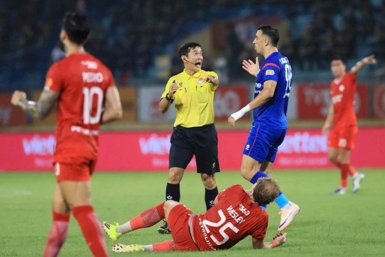 VFF treo còi trọng tài Trần Ngọc Nhớ sau sai lầm thổi phạt đền tại V-League