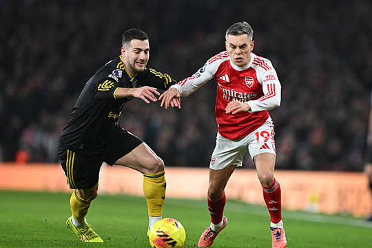 Leandro Trossard thừa nhận Diogo Dalot là đối thủ khó nhằn nhất sự nghiệp