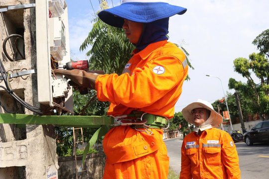Tiết kiệm điện trong mùa nắng nóng kéo dài