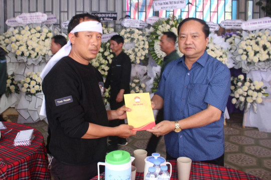 Ủy ban MTTQ Việt Nam tỉnh Lâm Đồng thăm hỏi gia đình cháu bé mất do lũ