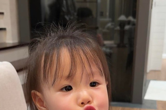 Con gái diễn viên Phương Oanh gây chú ý với vẻ ngoài đáng yêu ở tuổi lên 2
