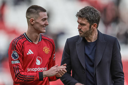 Benjamin Sesko tri ân Michael Carrick sau khi Man Utd trở lại Champions League