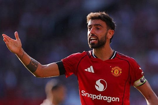 Bruno Fernandes phá kỷ lục Ngoại hạng Anh, đưa Man Utd trở lại Champions League