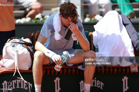 Jannik Sinner bị loại sốc tại Roland Garros: Chấn thương khiến hạt giống số 1 gục ngã