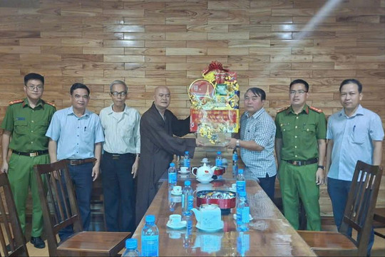 Lãnh đạo xã Phú Sơn Lâm Hà thăm, tặng quà các cơ sở Phật giáo