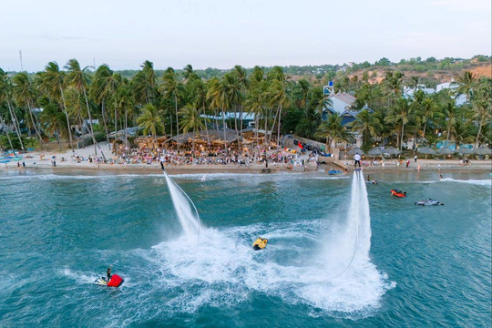 Bay cùng Flyboard trên biển xanh Lâm Đồng