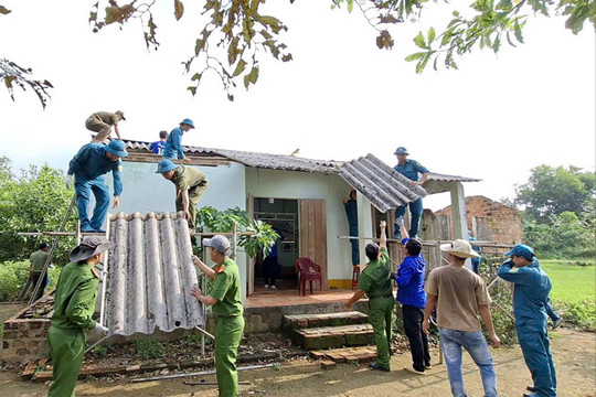 Công an xã Cát Tiên 3 giúp dân khắc phục thiên tai