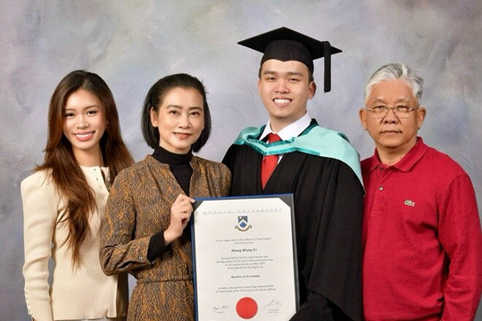 NSƯT Tuyết Thu cùng ông xã cựu công an chúc mừng con trai tốt nghiệp đại học tại Úc