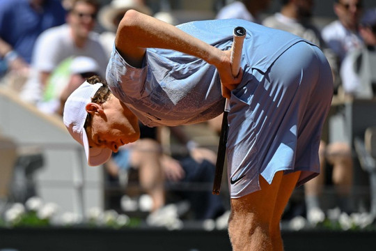 Sinner gây sốc khi bị loại tại vòng 2 Roland Garros sau khi dẫn trước 2 set