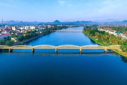 Phục dựng màu nhũ bạc nguyên bản cho cầu Trường Tiền tại TP. Huế